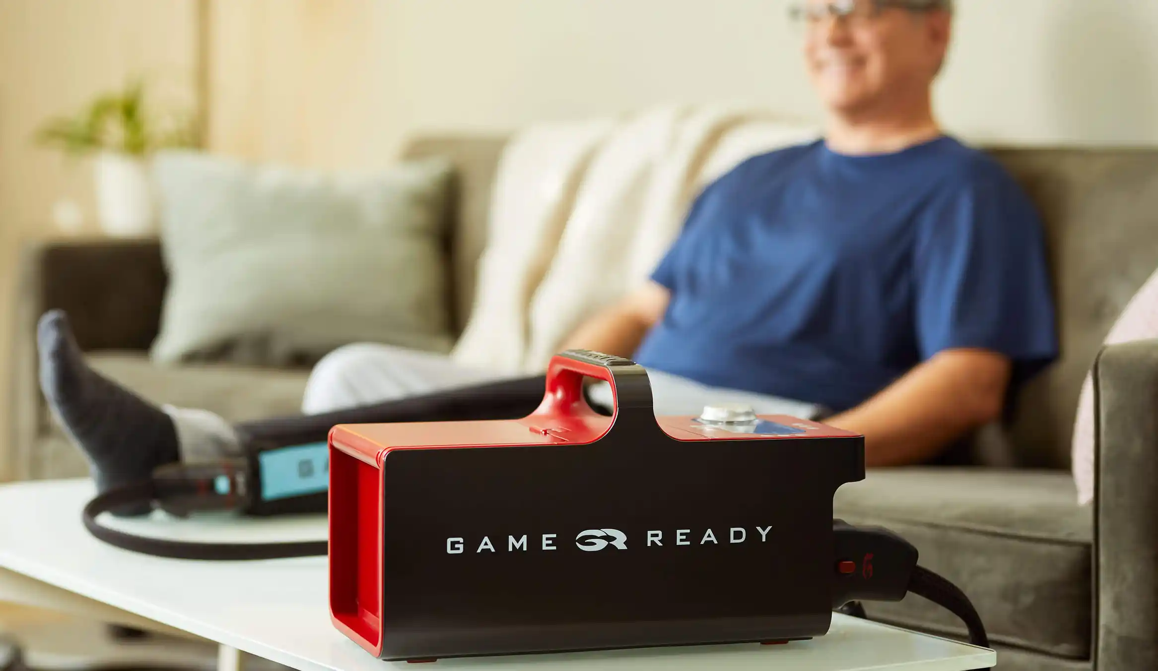 GameReady GRPro 2.1 冷凍加壓主機喺家中使用,患者將套筒戴喺下肢